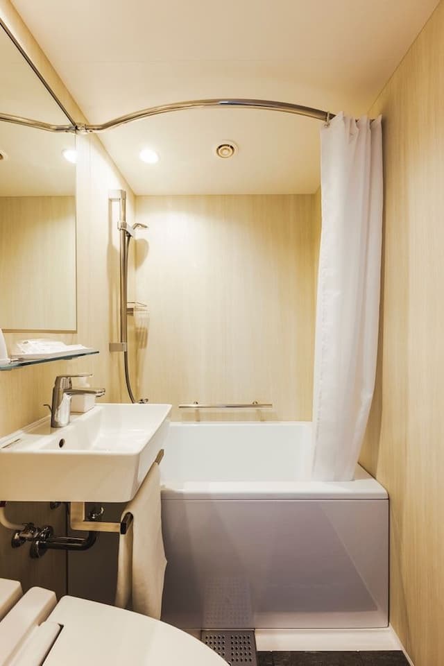 Economy Double Room, 1 Large Twin Bed, Non Smoking, Bathtub
