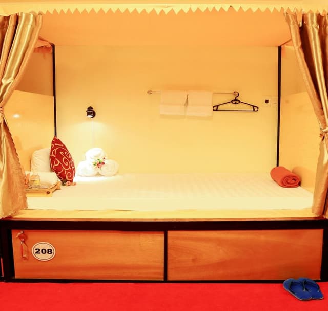 Like 8 Bed Female Dorm