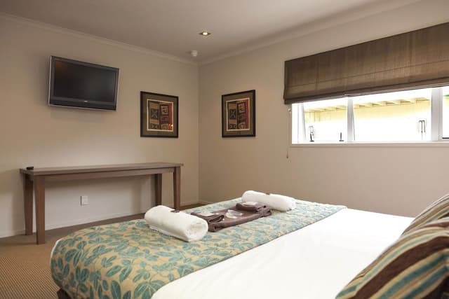 Suite, 3 Bedrooms, Jetted Tub