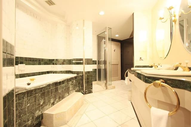 Corner Suite Room