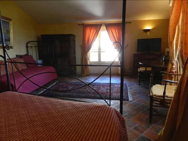 Triple Room (Mistral)