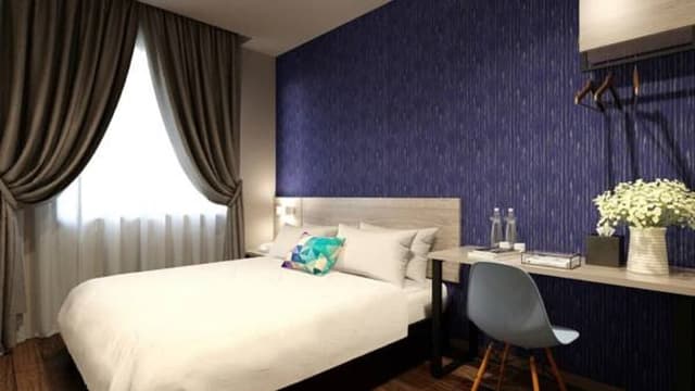 Queen Room with Window