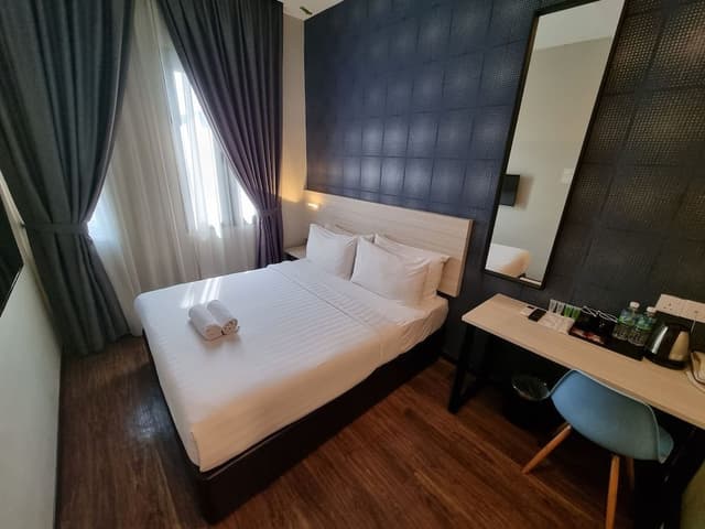 Queen Room with Window