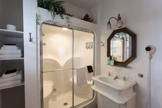 Room, 1 Queen Bed, Private Bathroom (Falhlgren Room with Steam Shower)