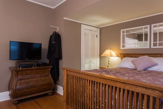 Room, 1 Queen Bed, Private Bathroom (Falhlgren Room with Steam Shower)