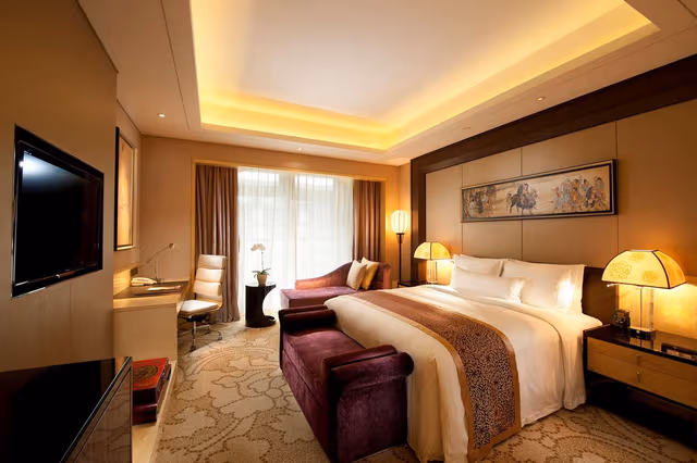 KING HILTON GUESTROOM