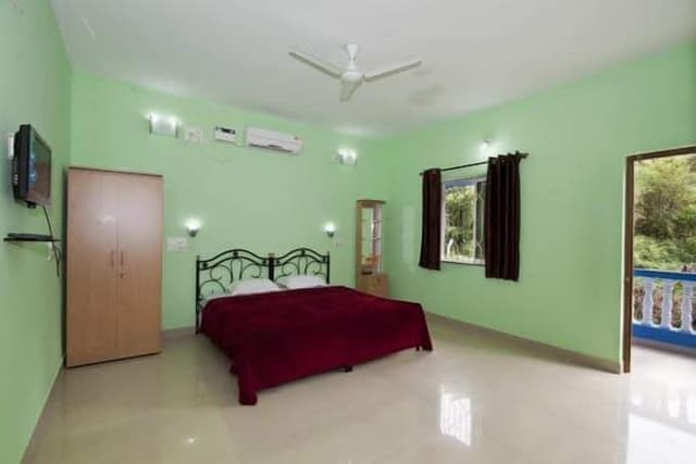 Deluxe Room, Smoking