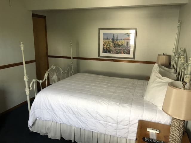 Room (The Retreat)