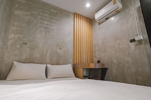 Private Room with Shared Bathroom