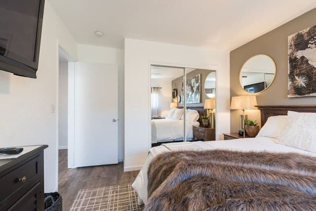 Room 11 - King One Bedroom Suite