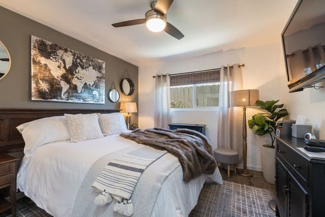 Room 11 - King One Bedroom Suite