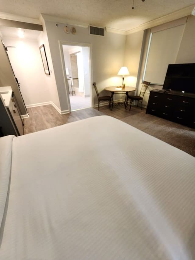 Comfort Studio, Bathtub Grab Bars, City View