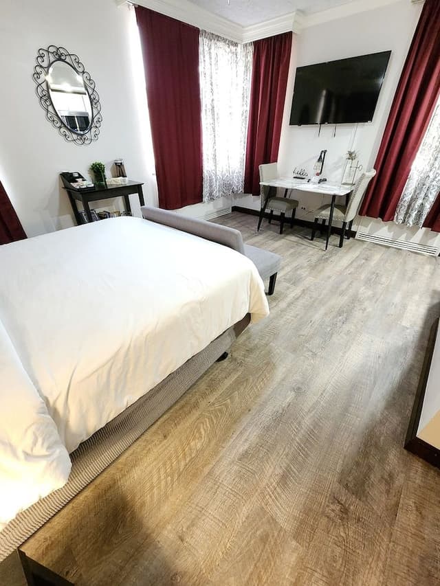 Deluxe Suite, City View