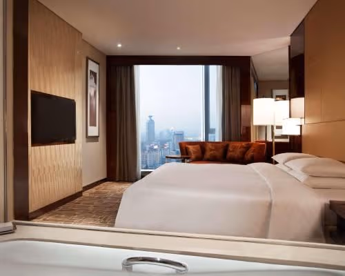 1 King Bed with Club Access