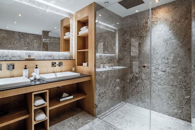 Suite (Annapurna)