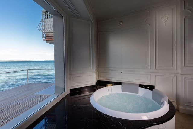 Luxury Suite, Hot Tub, Lake View (SPA)