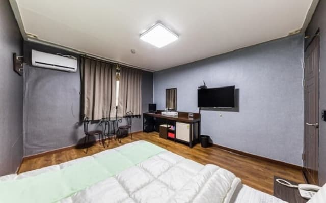 Economy Double Room, 1 Queen Bed