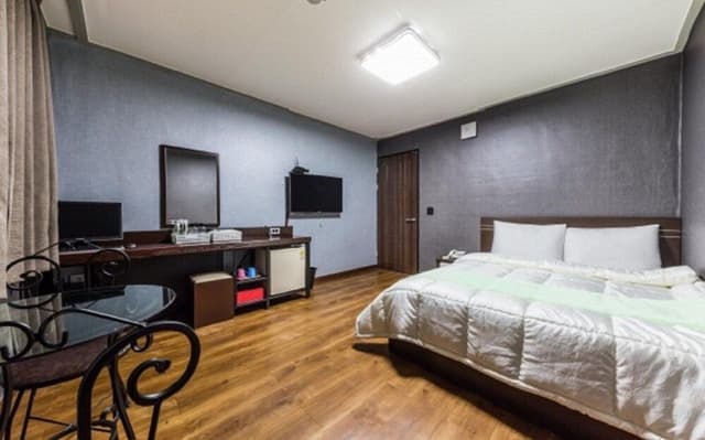 Economy Double Room, 1 Queen Bed
