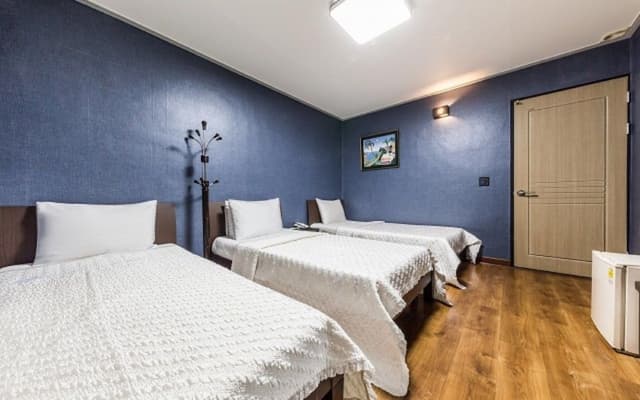 Economy Triple Room, Multiple Beds