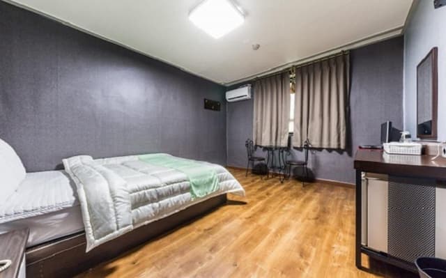 Economy Double Room, 1 Queen Bed