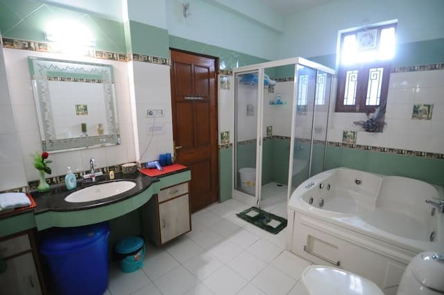 Royal Room, Jetted Tub