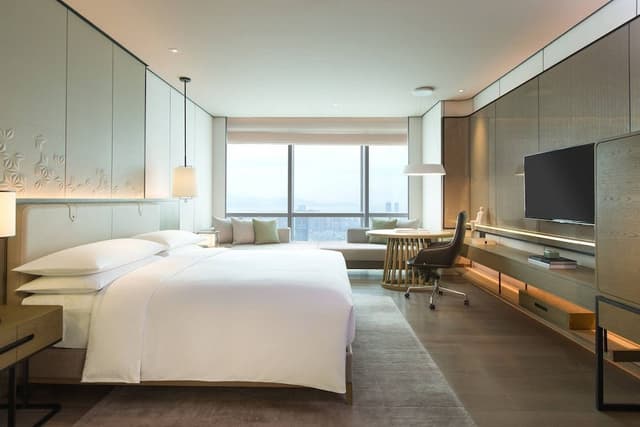 Executive Room, 1 King Bed, City View