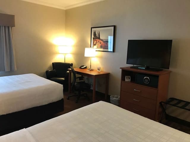 Business Room, 2 Queen Beds, Non Smoking, Refrigerator & Microwave