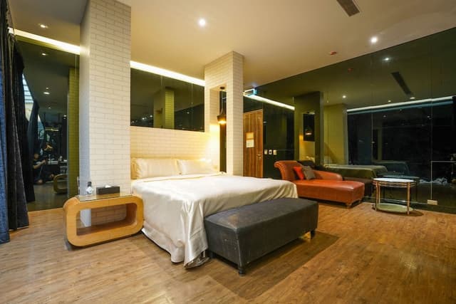 Deluxe Suite (Check-in after 7PM, Must check out at noon next day if stay more than 1 night)