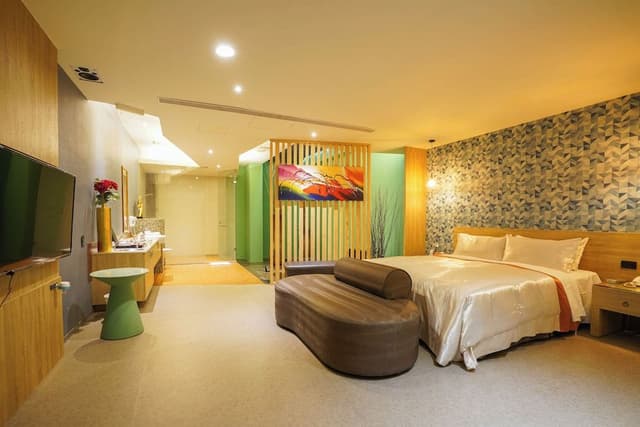 Deluxe Suite (Check-in after 7PM, Must check out at noon next day if stay more than 1 night)