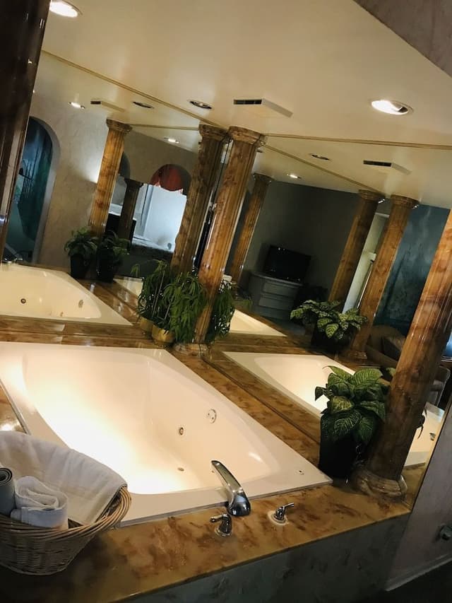 Caesar Court #1, 1 King Bed (2nd Floor)