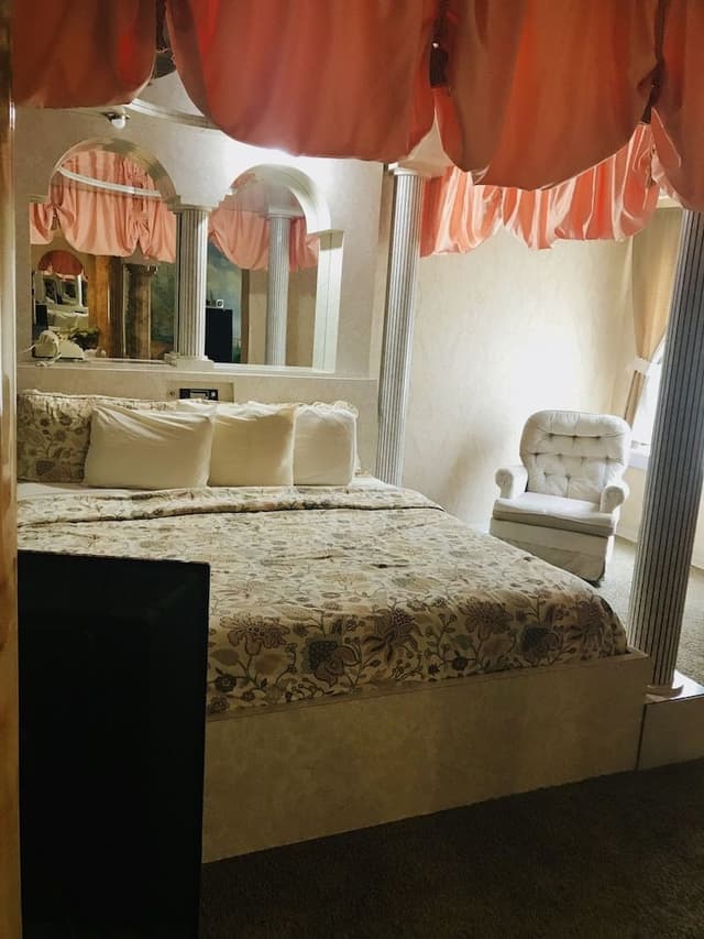 Caesar Court #1, 1 King Bed (2nd Floor)