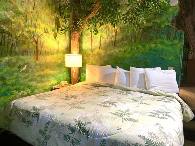 Sherwood Forest, 1 King Bed (Downstairs)