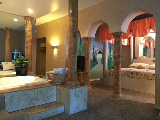 Caesar Court #1, 1 King Bed (2nd Floor)