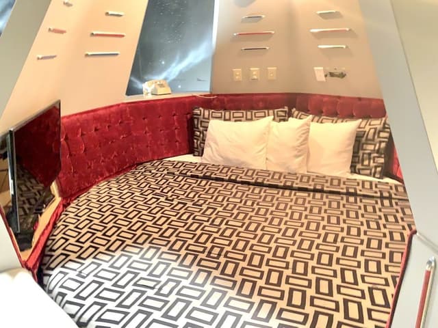 Tranquility Base#2, 1 King Circle Bed (Downstairs)