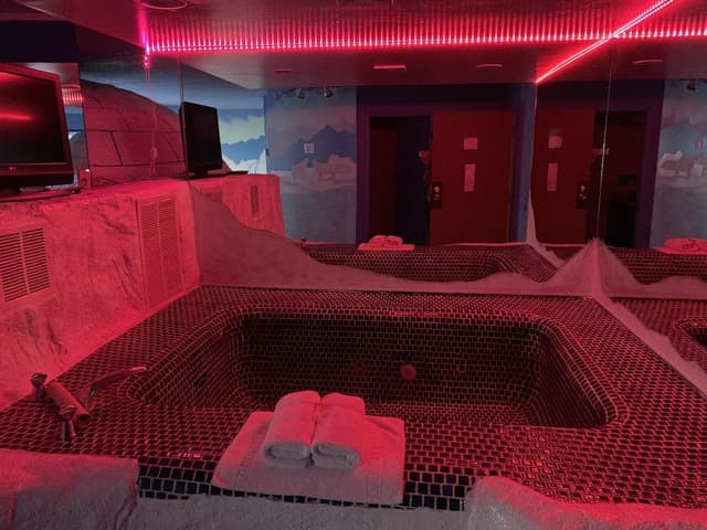 Nothern Lights, 1 King Circle Bed (Downstairs)