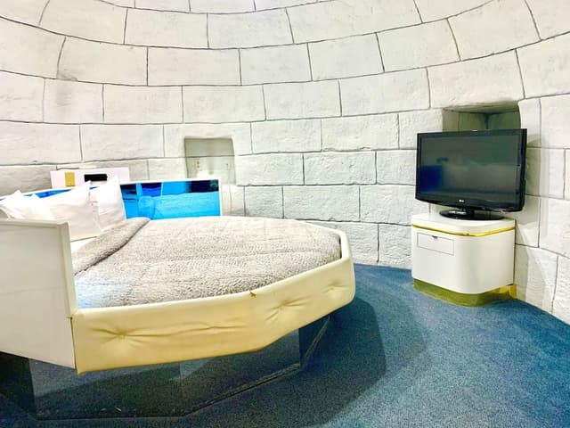 Nothern Lights, 1 King Circle Bed (Downstairs)