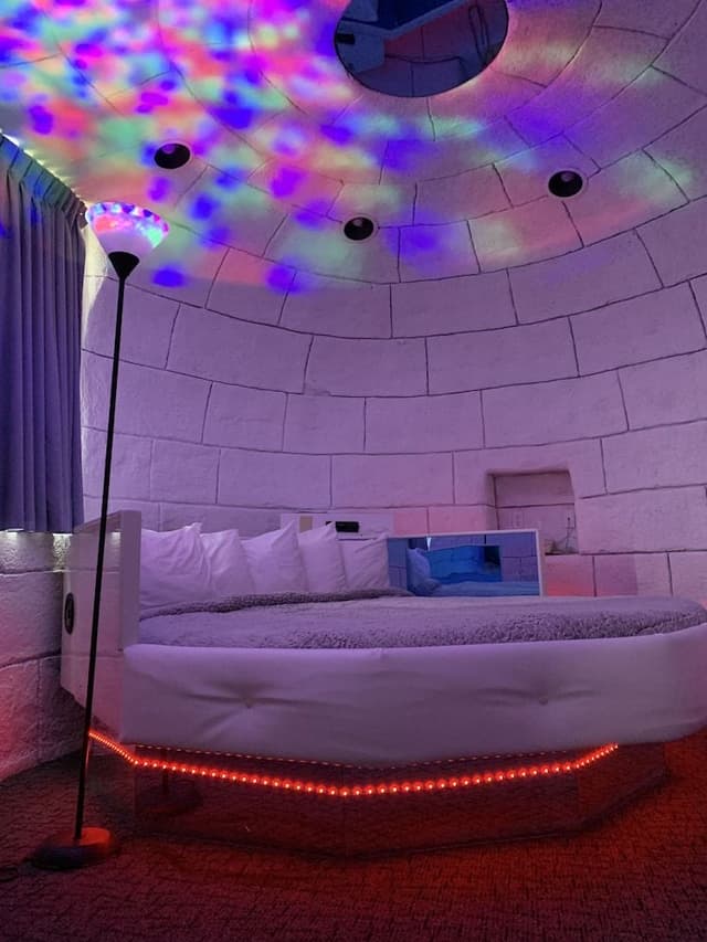 Nothern Lights, 1 King Circle Bed (Downstairs)