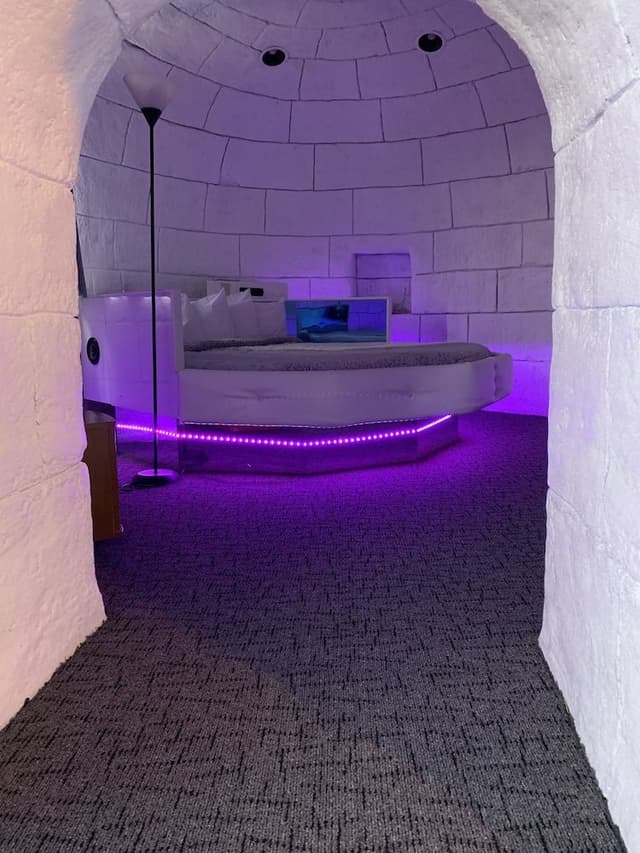 Nothern Lights, 1 King Circle Bed (Downstairs)