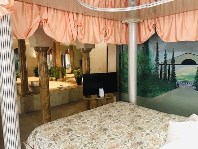 Caesar Court #1, 1 King Bed (2nd Floor)