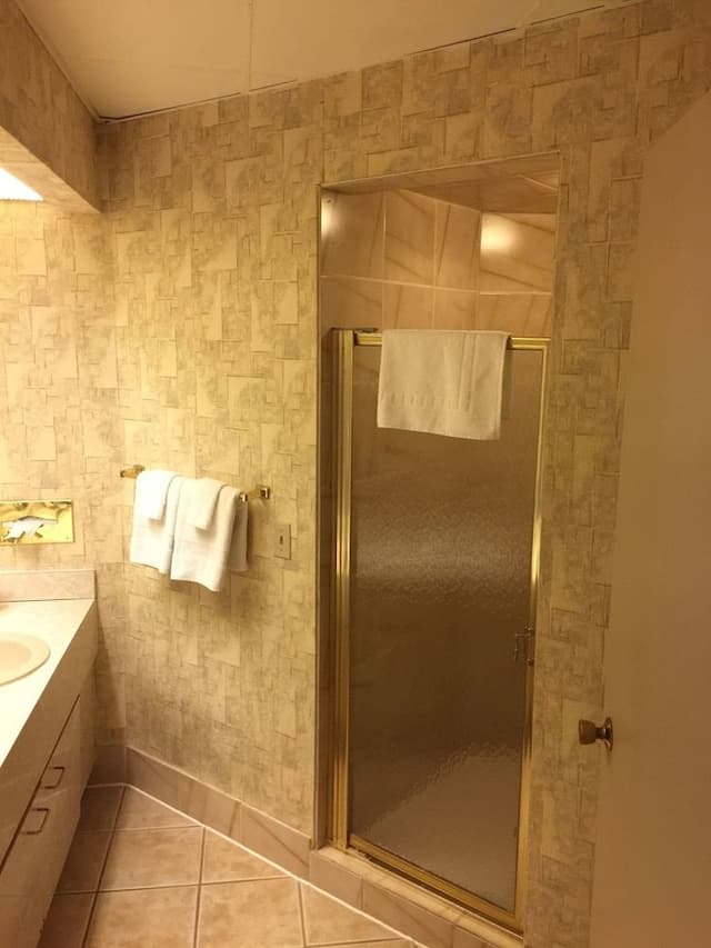 Caesar Court #1, 1 King Bed (2nd Floor)