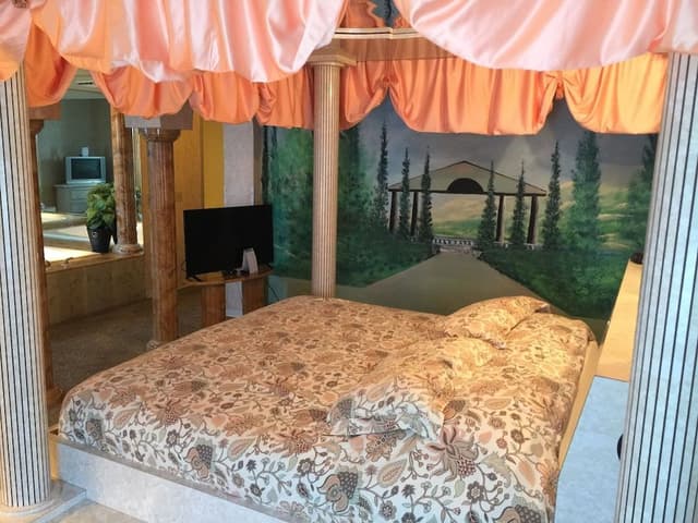 Caesar Court #1, 1 King Bed (2nd Floor)