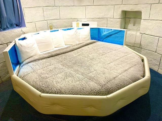 Nothern Lights, 1 King Circle Bed (Downstairs)