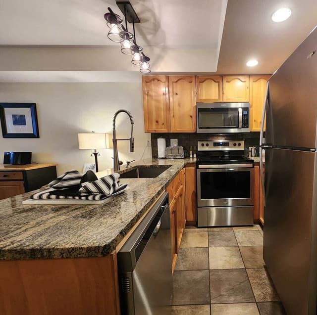 Deluxe Townhome, 2 Bedrooms, Patio (Unit 31)