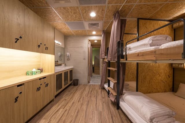 Poshpacker Single Bed in Mixed Dormitory (Multiple people shared)