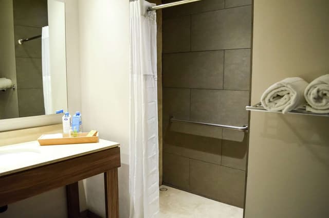 1 KING MOBILITY ACCESS ROLL IN SHOWER NOSMOK