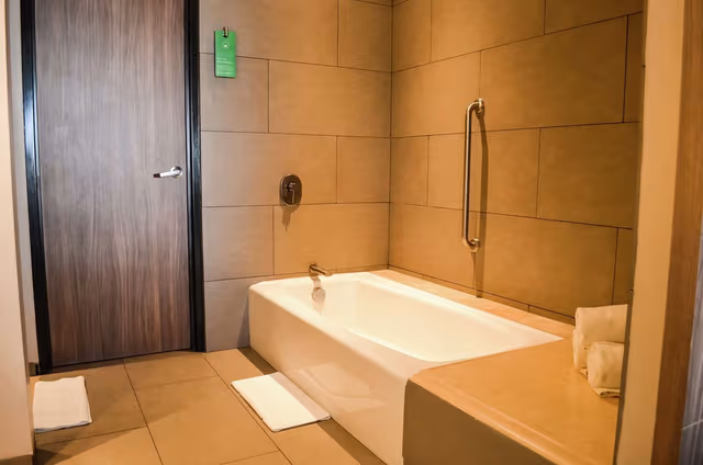 1 KING MICROWV/FRIDGE/WET BAR SUITE NS