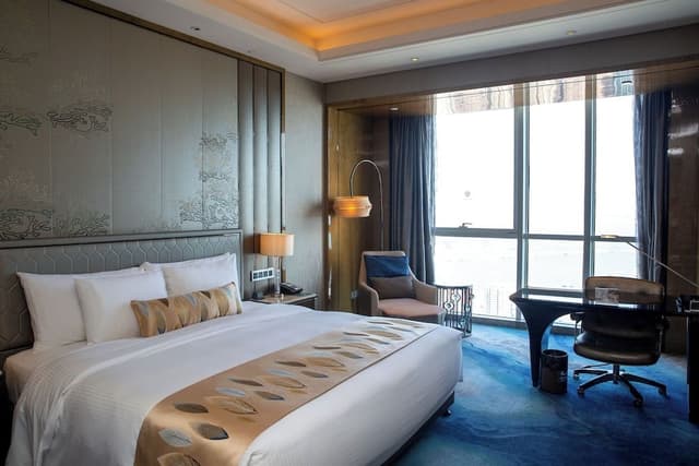 Executive Room, 1 King Bed, City View