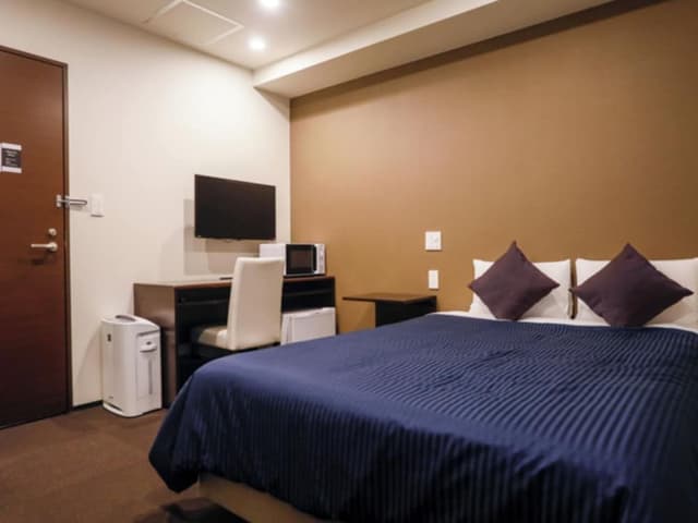 Double Room, Smoking