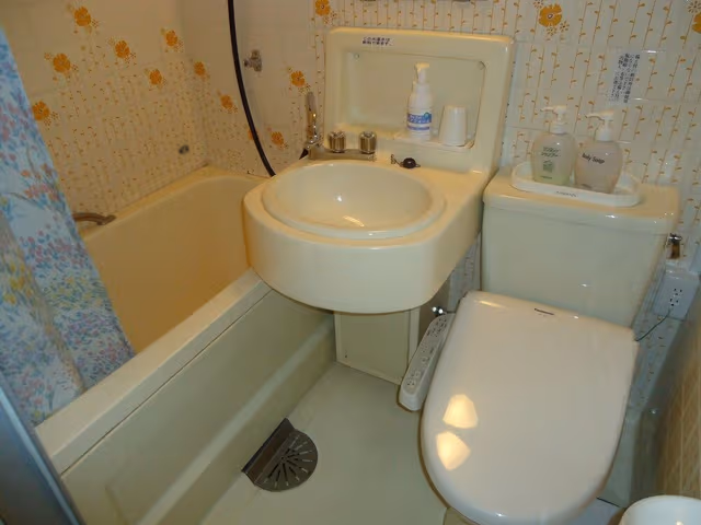 Run of the House, Private Bathroom