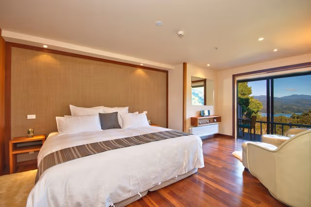 Luxury Room, 1 King Bed, Balcony, Bay View